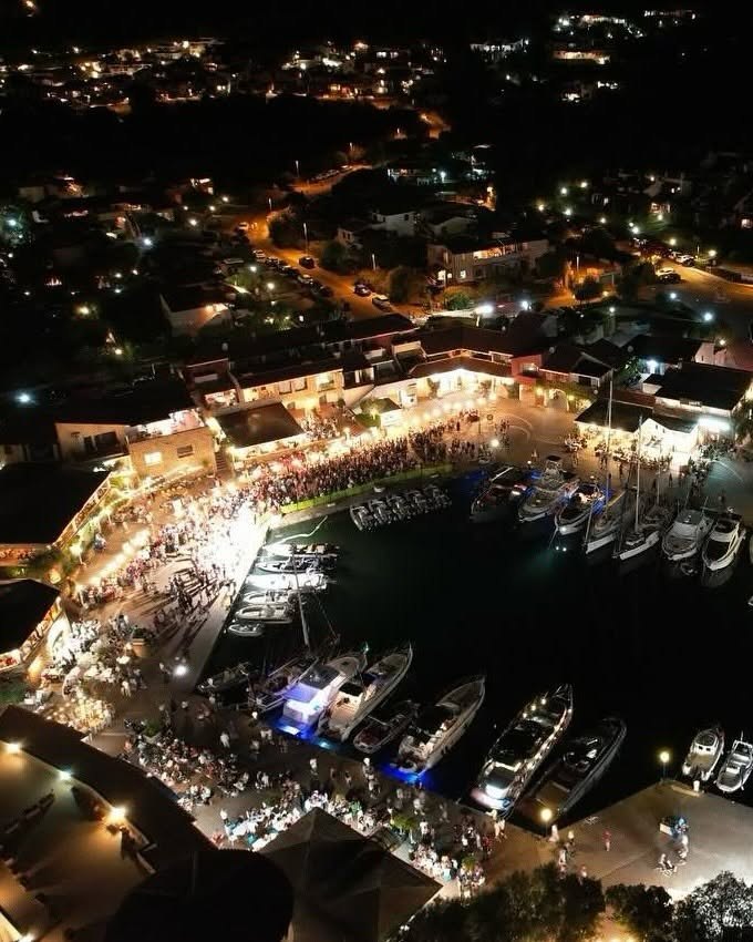 Il porticciolo di Porto Ottiolu di sera, con le barche illuminate