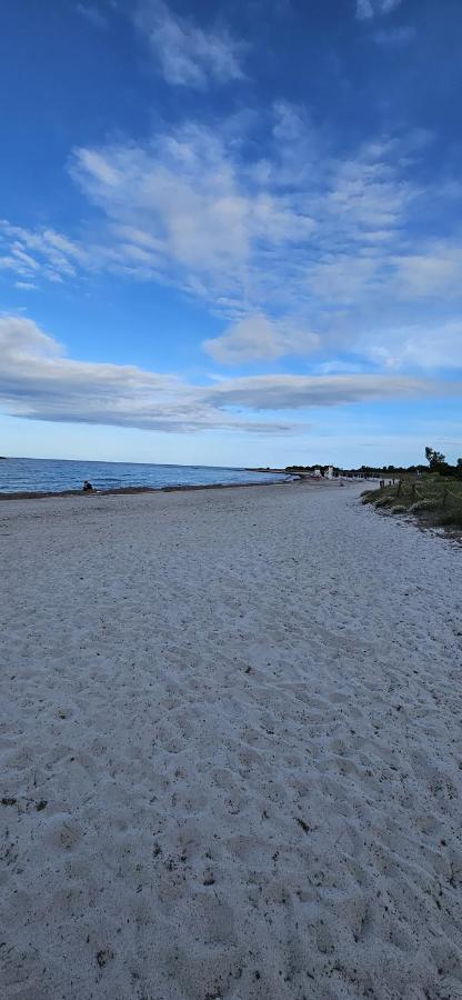 Spiaggia di sabbia chiara vicino alla casa