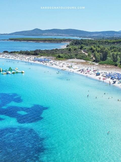 La spiaggia di Porto Ottiolu con acqua bassa e trasparente